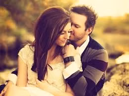 Lịch thiệp trong “chuyện ấy”: đây là cách mà bạn thể hiện sự nâng niu và trân trọng người vợ của mình và cũng là cách để bạn chứng tỏ tình yêu vì thế hãy nhẹ nhàng và lịch thiệp để đối phương được cảm thấy thoải mái và hạnh phúc. Ảnh: Người đưa tin.