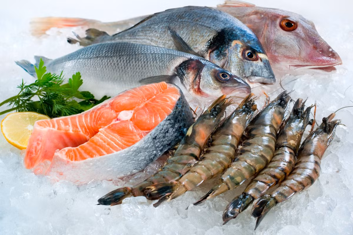 Nấu và ăn cà rốt cùng với các loại hải sản có vỏ: trong tất cả các loại hải sản có vỏ thì tôm, cua là những loại có phản ứng mạnh nhất khi chế biến hoặc ăn cùng với cà rốt. Ảnh: VietAds.