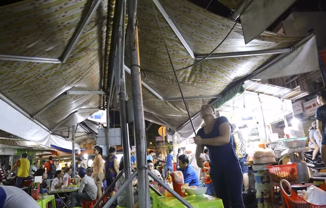 Mỗi sạp hàng được bố trí mái che di động để che nắng mưa nên rất tiện lợi.