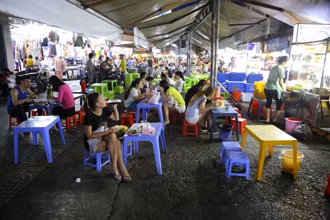 Các sạp hàng và bàn ghế được sắp xếp ngăn nắp và đúng theo quy định của ban quản lý chợ.