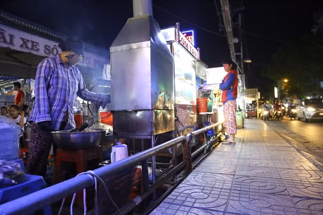 Khu chợ được ngăn bằng một dải phân cách.