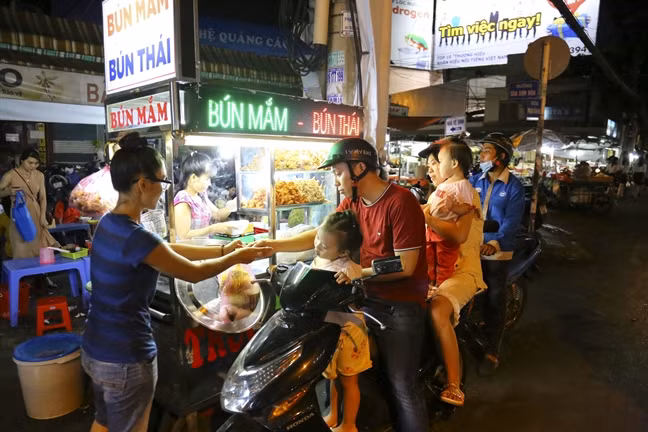 Bà con tiểu thương kinh doanh rất thân thiện, không có cảnh chen lấn giành giật khách tạo nên một nét văn hóa rất riêng của khu chợ hàng rong đầu tiên của Sài Gòn.