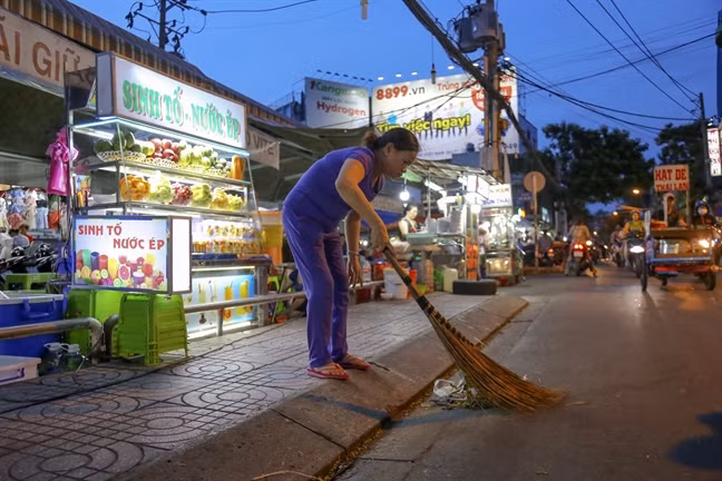 Các tiểu thương rất ý thức việc vệ sinh môi trường, làm sạch cảnh quan để khu chợ trở nên văn minh sạch đẹp hơn.