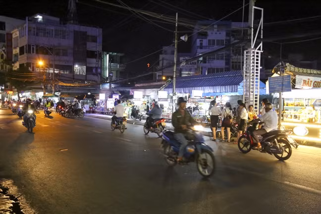 Nhiều người đi qua khu chợ Phạm Văn Hai (phường 13, quận Tân Bình, TP. HCM) đều sẽ ngạc nhiên khi chứng kiến cảnh buôn bán hàng rong tại đây đều rất ngăn nắp và trật tự.