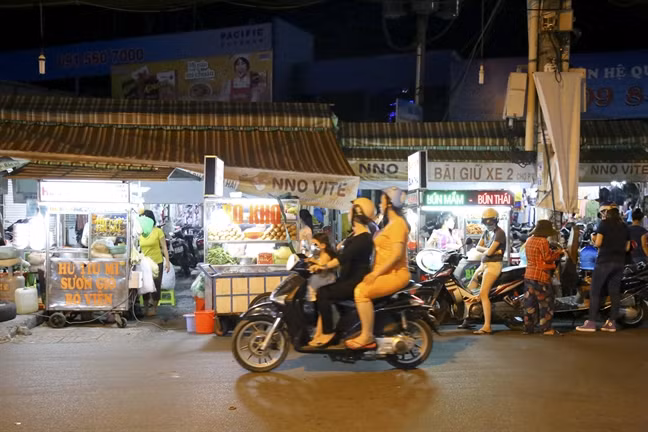 Ngoài quận Tân Bình, nhiều quận huyện ở TP.HCM đang tìm cách bố trí, sắp xếp khu vực cho những người bán hàng rong. Quận 10 đang khảo sát các tuyến đường như: Tô Hiến Thành, Bắc Hải, công viên Lê Thị Riêng và một số tuyến đường có vỉa hè rộng trên 6m để có phương án thí điểm thành các khu phố ẩm thực, phố hàng rong có quy hoạch.