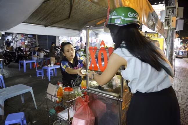 Chị Nguyễn Thị Quỳnh Hương, quận Tân Bình, tâm sự: "Bà con tiểu thương ở đây rất cảm ơn Uỷ ban nhân dân quận đã tạo một chỗ bán ổn định, lúc đầu thì lượng khách cũng thưa thớt dần sau này lượng khách trở nên ổn định và ngày một đông hơn".