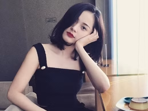 Tất cả mọi người đều nghĩ rằng những người nổi tiếng sẽ mất rất nhiều thời gian để chăm sóc da, trang điểm nhưng đối với cô nàng Hạ Vi thì đây là một việc vô cùng đơn giản, không quá cầu kì. Ảnh: VietQ. 