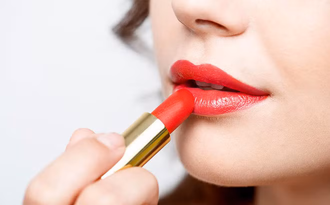 Son môi: Nhiều người cho rằng màu son phải hợp tông với toàn bộ khuôn mặt nhưng Hạ Vi lại tạo sự khác biệt bằng cách lựa chọn màu son theo tâm trạng của chính mình. Ảnh: Soha.