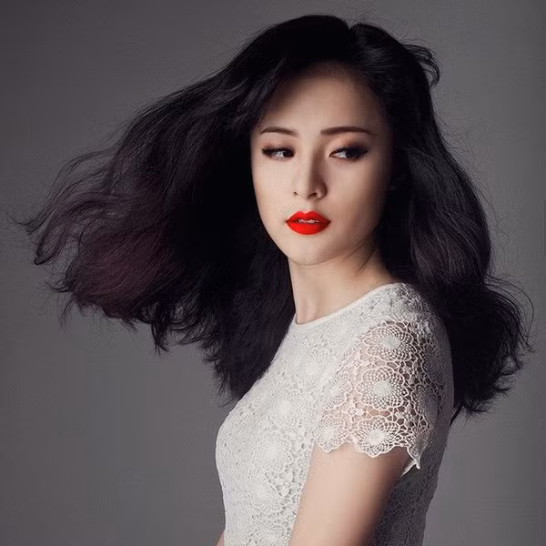 Son đỏ rực rỡ, son bóng điệu đà và son nâu huyền bí là 3 tông màu được người đẹp Hạ Vi sử dụng nhiều nhất đặc biệt là son đỏ mang lại hình ảnh quyến rũ, quý phái và không kém phần quyền lực. Ảnh: Afalimy. 