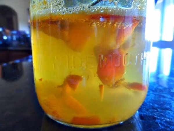 Ngâm xong ngũ cốc cho quả óc chó, tỏi và mầm ngũ cốc vào máy xay nhuyễn. Tiếp theo, bạn xay 5 quả chanh và đổ chung vào hỗn hợp ngũ cốc đã xay trước đó.