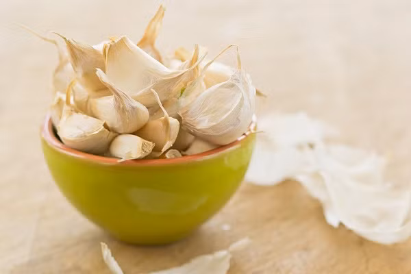 Trong tỏi có chứa thành phần allicin giúp tiêu viêm, kháng khuẩn tốt cho phụ nữ phòng tránh các bệnh vùng kín. Ngoài ra, các hợp chất lưu huỳnh ở trong tỏi còn có thể loại bỏ được vi khuẩn, ngăn ngừa virus tấn công rất hiệu quả. Ảnh: 