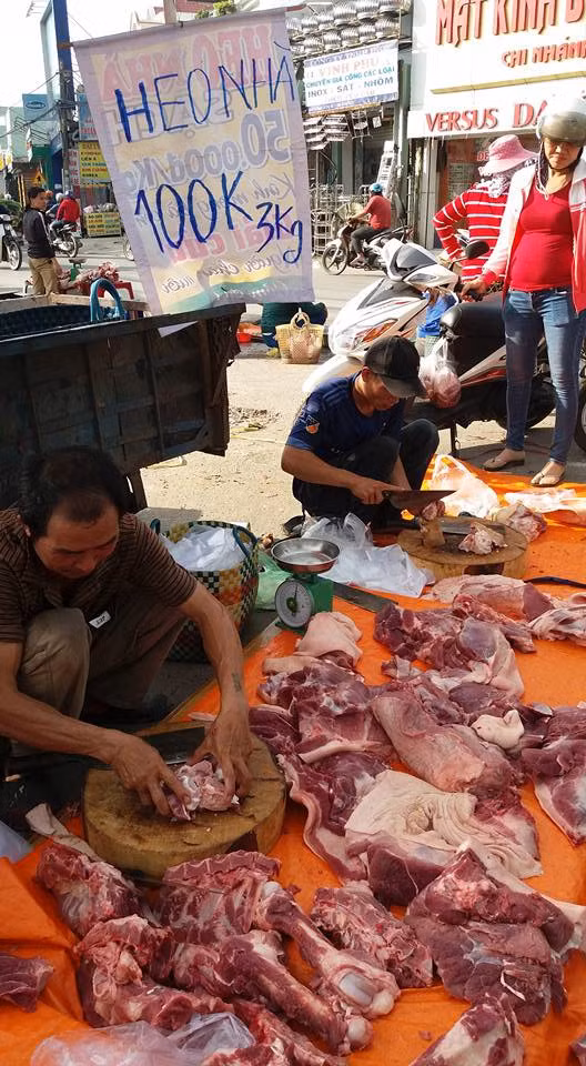 Thit heo 100.000 dong 3 kg ban khap Sai Gon