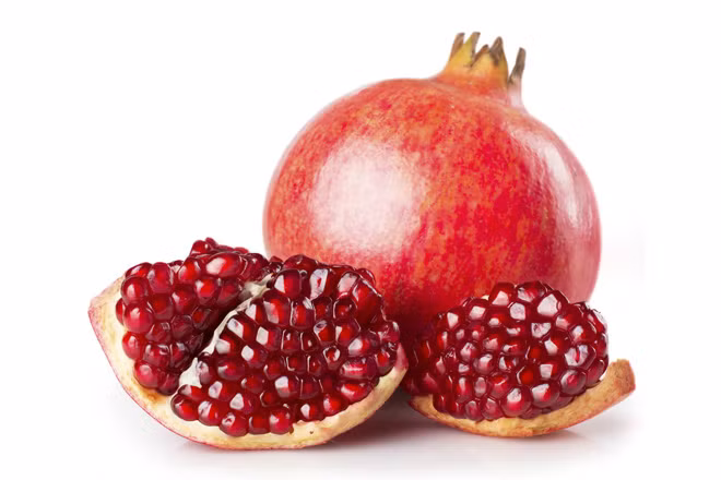 Quả lựu: Trong quả lựu có nhiều axit allagic, đây là khắc tinh của các tế bào ung thư. Các chị em phụ nữ có thể ăn nhiều quả lựu tươi để không phải đối mặt với căn bệnh ung thư vú. Ảnh: Healthbeckon.