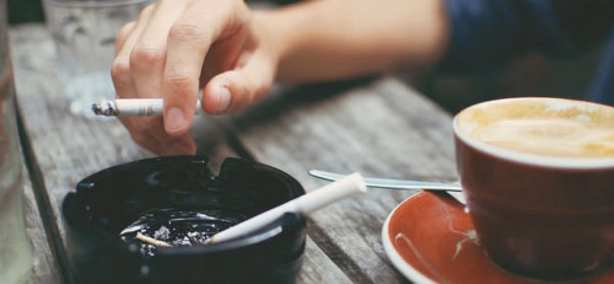 Sự thực thì một số bài thuốc lá kiểu này khá hiệu quả những cũng có một số ông chồng khốn khổ vì vợ bắt uống trà ngải cứu hoặc những loại lá đắng ngắt khó chịu khác vì cho rằng có thể cai được thuốc. Ảnh: Alobacsi.