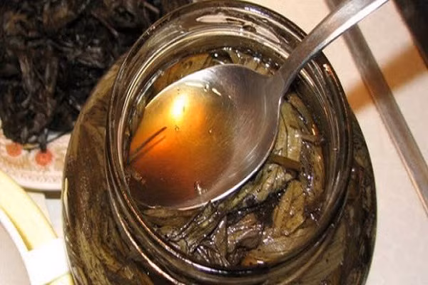 Các mẹ tìm mọi cách lùng sục các loại lá cây được cho là có khả năng cai thuốc lá như mã đề để làm trà cho chồng uống. Ảnh: Youtube.