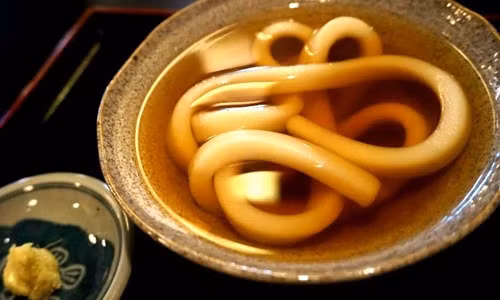 Món mỳ đặc sản này được chế biến như phong cách truyền thống của mỳ udon Nhật Bản.