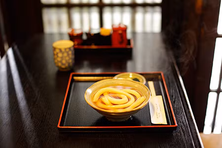 Những thực khách từng ăn bát mỳ 1 sợi ở đây cho biết hương vị của mỳ rất ngon. Mỳ tươi được chế biến và nấu chín bằng cách đặn biết nên chúng rất vừa miệng không hề quá mềm hay nhũn.