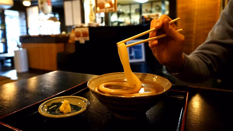 Điểm khác biệt duy nhất chính là thay vì dùng nhiều sợi mỳ, các đều bếp chỉnh cho 1 sợi mỳ duy nhất vào bát.