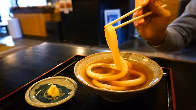 Khi ăn bạn chỉ cần gắp mỳ lên và cắn từng khúc đến khi hết là xong.