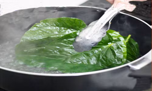 Khi đã có đủ nguyên liệu bạn hãy rửa sạch lá lốt và nghệ. Nên đập dập củ nghệ, sau đó cho tất cả ba vị trên vào nồi đổ ngập nước các vị thuốc và sắc 10 đến 15 phút thì chắt lấy nước. Để nước nguội tự nhiên cho đến khi vừa đủ ấm thì dùng để rửa vùng kín. Ảnh: Thuochay.