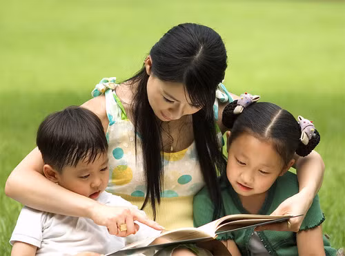  Chăm con có muôn vàn kinh nghiệm, kỹ năng, bí quyết khác nhau. Có rất nhiều bà mẹ tuyệt vời khi sở hữu những kỹ năng và kinh nghiệm chăm con tốt, nhưng cũng không ít những bà mẹ có 1-0-2 sở hữu những bí quyết chăm con rùng mình, khó tin. Ảnh: Chăm con. 