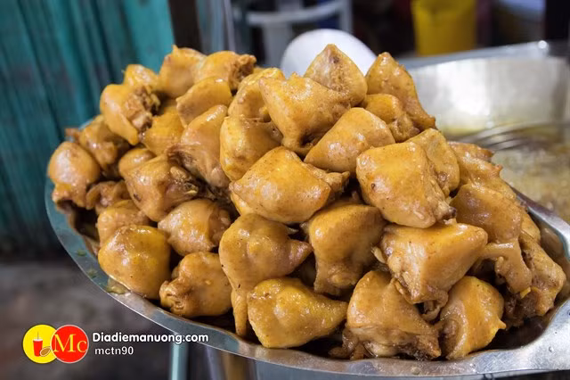 Ăn quá nhiều phao câu gà: Đây cũng là kiểu ăn thịt gà có hại. Thực tế rất nhiều người thích ăn phao câu gà vì đây là bộ phận béo ngậy của con gà nhưng ăn quá nhiều lại rất nguy hiểm cho sức khỏe. Ảnh: Địa điểm ăn uống. 