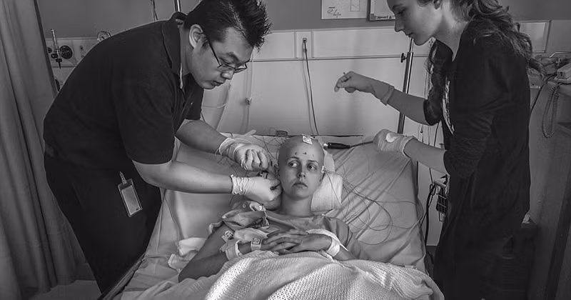 Bộ ảnh được nhiếp ảnh gia Jarred Eid tự tay chụp và ghi lại toàn bộ khoảnh khắc từ tuyệt vọng, đau đớn, cô đơn đến những nụ cười của vợ mình sau khi cô bị phát hiện ra bị ung thư buồng trứng.