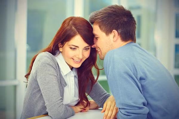 Hào phóng và không nên tiết kiệm những lời nói đường mật: người ta nói đàn ông yêu bằng mắt, đàn bà yêu bằng tai thế nên chỉ cần những lời nói âu yếm, ngọt ngào là sẽ không bao giờ xuất hiện những tranh cãi, mâu thuẫn trong hôn nhân. Ảnh: GUU.vn