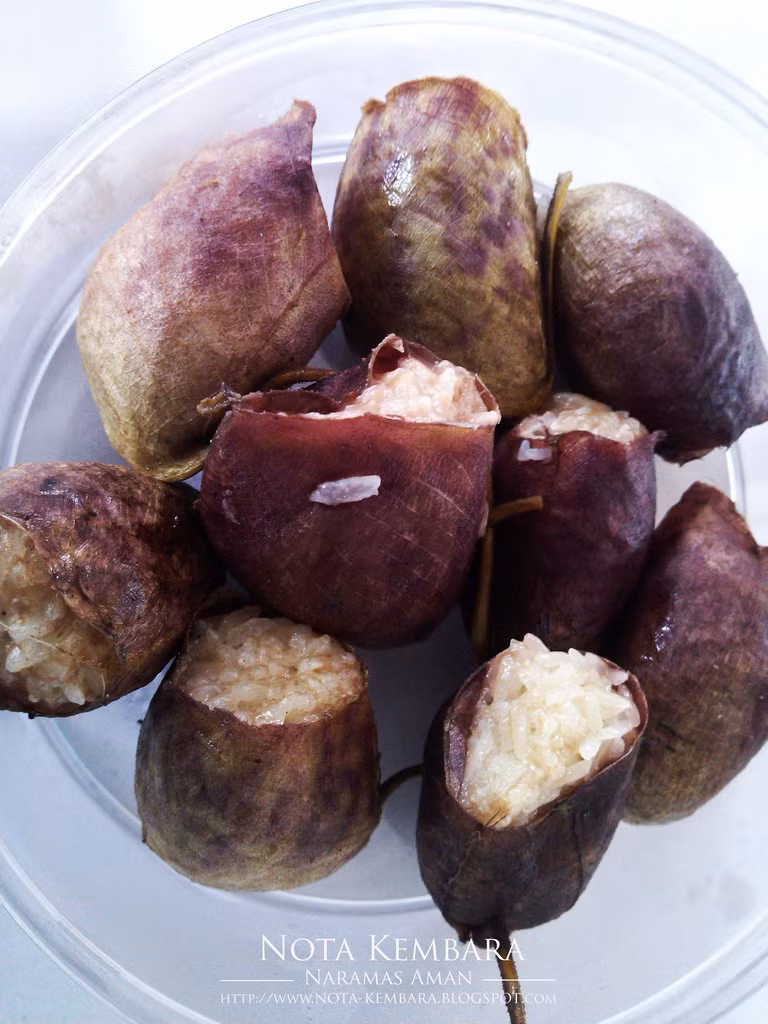 Sở dĩ gọi món này là món cơm ăn thịt vì nó chính là cơm nếp nhồi trong cây nắp ấm nấu chín mà thành.