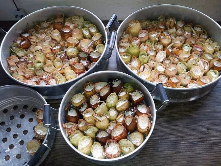 Cơm nắp ấp được hấp chín sẽ tạo ra món ăn có mùi vị thơm ngon hơn hẳn.