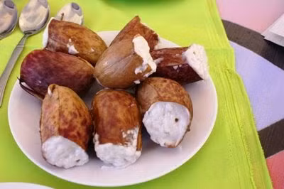 Cơm nắp ấm trước khi ăn thường được rưới thêm chút nước cốt dừa lên trên để tăng hương vị.