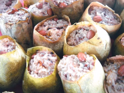 Cách chế biến này sẽ tạo ra món cơm nắp ấm thơm ngon, đặc biệt cách làm này còn giữ được hương vị tự nhiên của gạo nếp và cốt dừa.