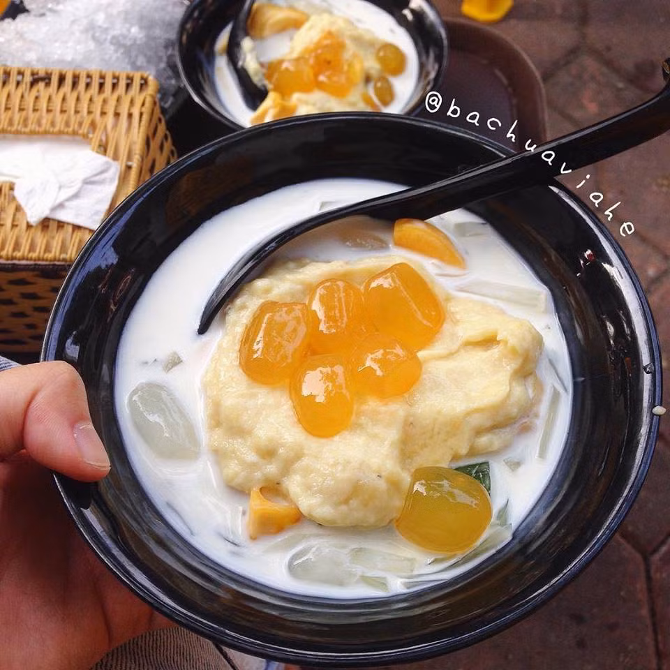 Ở Hà Nội bạn cũng có thể thưởng thức món chè thái sầu riêng có cả hạt đác ngon không kém gì chè sầu Liên Đà Nẵng tại 53C Hai Bà Trưng (chè ngon mẹ Nhím), với giá là 35k bạn sẽ có một bát chè đầy đủ các vị ăn cực đã. Ảnh: Bachuaviahe.