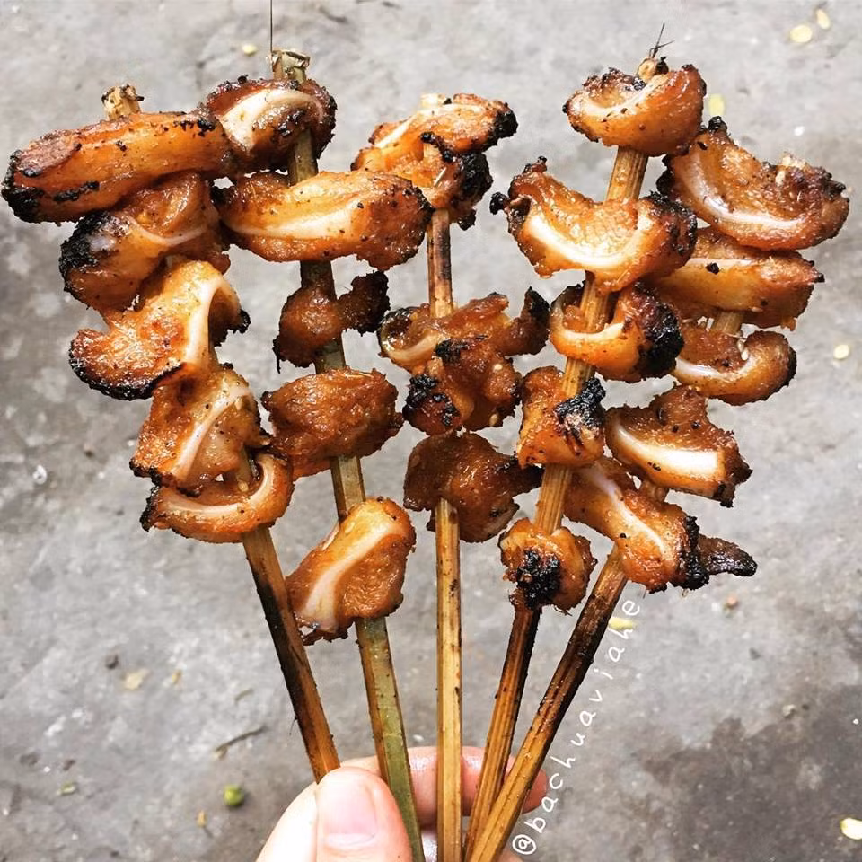 Tô Hiệu, Nghĩa Tân được coi là thiên đường ăn uống ở khu vực Cầu Giấy. Tại đây, nếu muốn ăn sụn nướng ngon mọi người nên đến quán ở cổng trường mầm non Hoa Hồng cũ. Giá sườn sụn ở đấy là 10k 1 xiên ăn rất đậm và ngon. Ảnh: Bachuaviahe. 