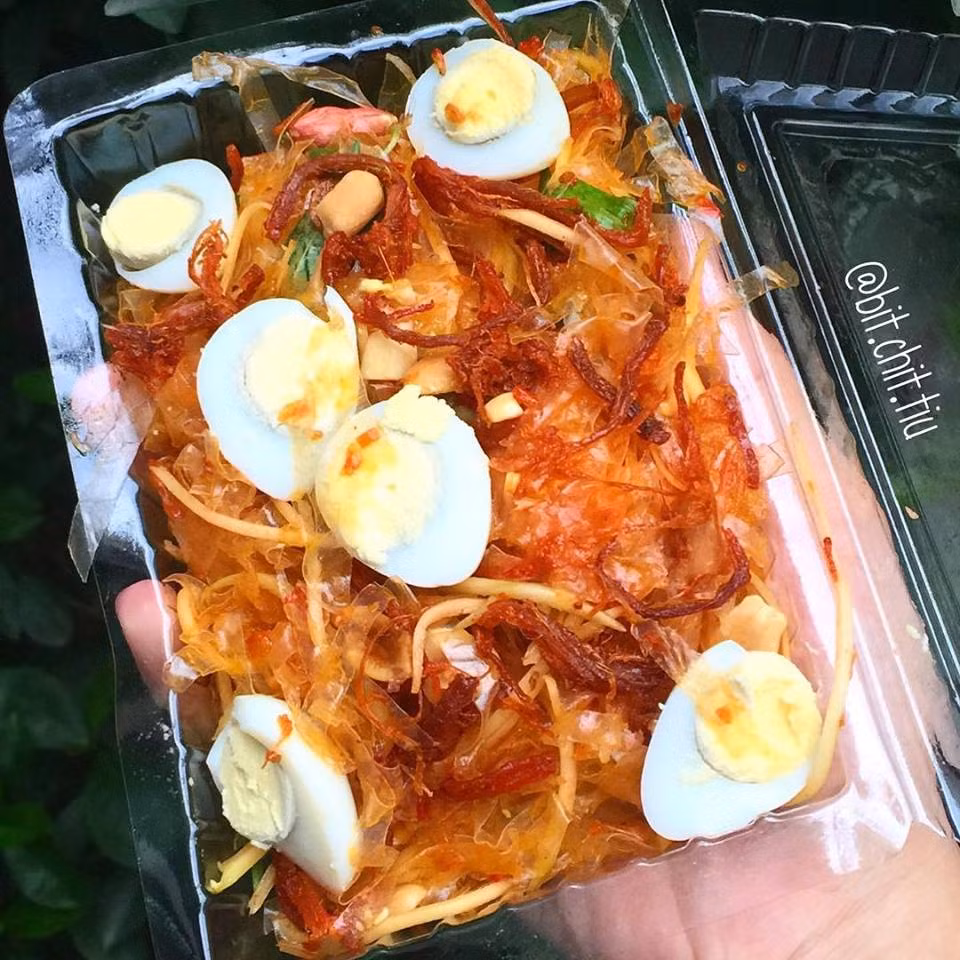 No căng bụng với bánh tráng trộn 90 Yết Kiêu – Hoàn Kiếm. Mỗi suất ăn chỉ 20k vừa tiết kiệm mà lại rất ngon. Còn chần chừ gì nữa mà không nhấc mông lên và đi thưởng thức hết tất cả những món ăn vặt có 1-0-2 ở Hà Nội. Ảnh: Bitchittui.