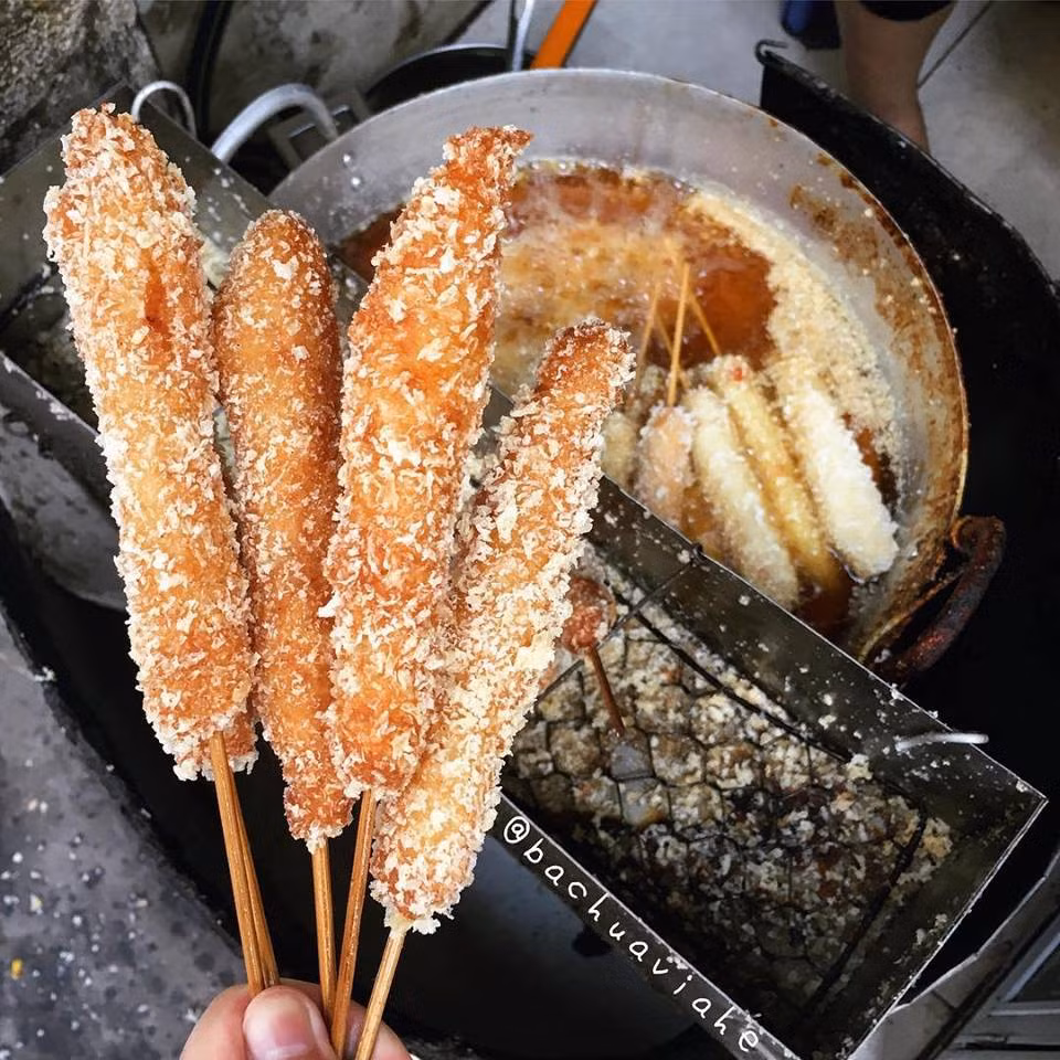 Không chỉ có các món chè mà đồ ăn vặt như gà xé cay, thịt xiên, nem chua rán… cũng là những món ăn nghiền của giới trẻ khi đến với Hà Nội. Ảnh: Bachuaviahe.