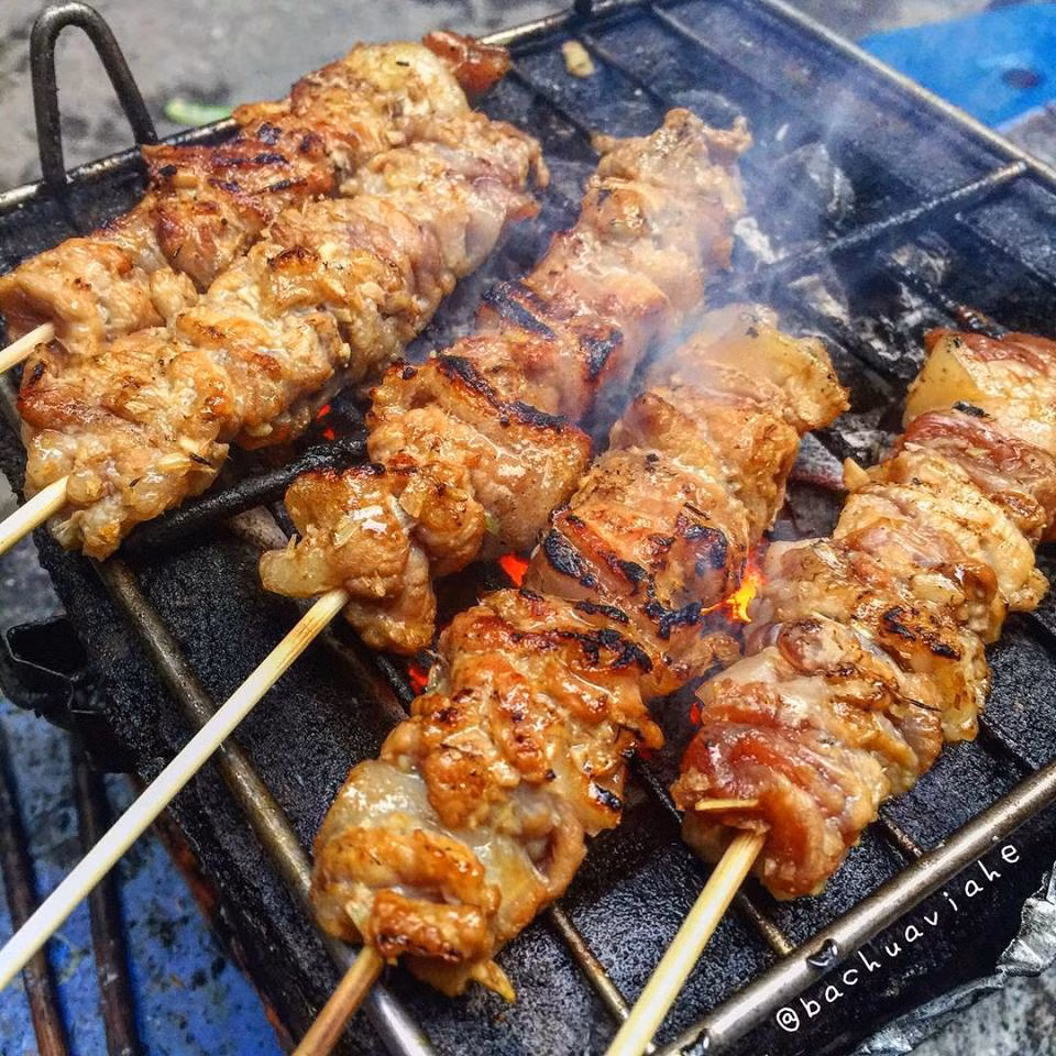 Hoặc xiên thịt xiên nóng hổi thơm phức giá 6k/xiên ở số 7 ngõ 105 Bạch Mai, nếu đói có thể thêm chiếc bánh mì và chút tương ớt sẽ có món ngon đã miệng, đã bụng.Ảnh: Bachuaviahe.