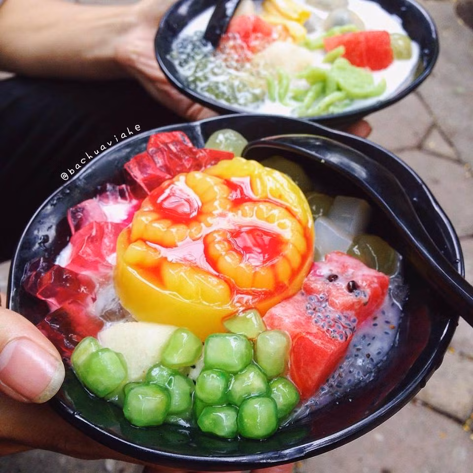 Cũng tại khu vực Hai Bà Trưng, bạn có thể rẽ nhanh qua số 57 Tô Hiến Thành thưởng thức chè Singapore sữa dừa 20k/ cốc. Ảnh: Monngonmoingay.