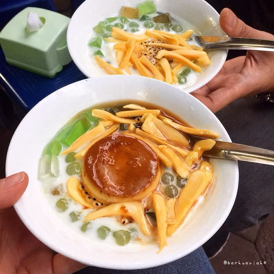 Ngoài những món ăn truyền thống ra, có nhiều món mới cũng khiến dân nghiền ăn vặt không thể thờ ơ. Tạm biệt món tào phớ bạn có thể thưởng thức món caramen trân châu mít tại Ngọc thạch quán K6 ngõ 48 Tạ Quang Bửu – Hai Bà Trưng với giá siêu rẻ: 16k một bát. Ảnh: Bachuaviahe.