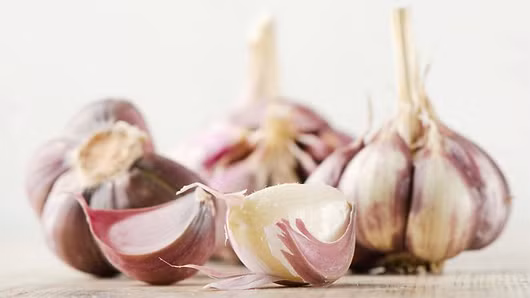 Lưu ý trong quá trình dùng tỏi: thận trọng khi bôi tỏi để tránh tỏi làm bỏng rát, tổn thương nặng hơn, sau khi bôi nên vệ sinh lại thật sạch sẽ. Ảnh: MD.