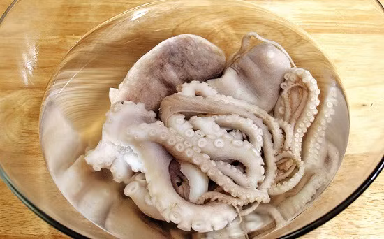 Trong khâu lựa chọn: nếu không có quá nhiều kinh nghiệm hãy tham khảo ý kiến của những người đi trước để không chọn phải những loại bạch tuộc có độc tố, cần tránh xa những con bạch tuộc màu xanh thân có đốm vì nó chứa độc tố tetrodotoxin… Ảnh: Món ngon mỗi ngày. 