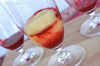 Bạn có nguy cơ bị ngộ độc, ảnh hưởng hệ tiêu hóa, đau bụng rất cao nếu ăn phải sinh tố hoa quả làm từ hoa quả hỏng. Ảnh: Songkhoe.