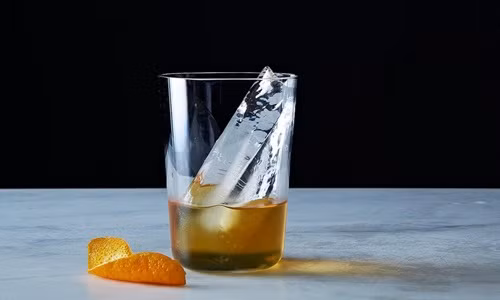 Nhiều năm gần đây dư luận và người dân nhiều lần phát hiện đá bẩn, đá được sản xuất bằng nước không đảm bảo vệ sinh lưu hành trên thị trường... Ảnh: MD.