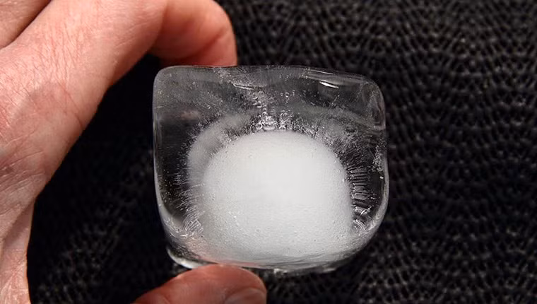 Sự thật loại đá này có rất nhiều nguy cơ với sức khỏe, bạn có thể nhiễm trứng ký sinh trùng, tiêu chảy, đau bụng nếu ăn uống phải đá bẩn. Ảnh: Tieudung.