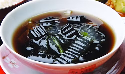 Thạch găng cũng thường được ăn rất nhiều trong mùa hè. Nhưng sự thực thì công đoạn chế biến thạch đen thủ công không đảm bảo có rất nhiều vấn đề có thể tác động xấu tới sức khỏe. Ảnh: Songkhoe.