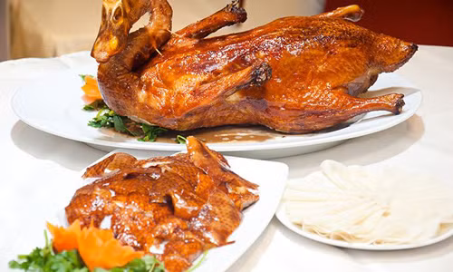 Đem tất cả các gia vị ướp với thịt vịt, sau khi ướp xong thì đem nướng với than hoa hoặc nướng trong lò nướng. Ảnh: Phununet.