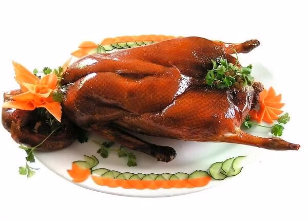 Vịt nướng nguyên con: trong tất cả các món ngon được chế biến từ thịt vịt thì có lẽ vịt nướng nguyên con là món được nhiều người ưa thích nhất vì nó phù hợp với tất cả mọi người. Món này vừa có thể ăn kèm cơm, vừa có thể làm mồi nhậu nhâm nhi… Đây là một trong những món nướng nguyên con nổi tiếng của nước ta. Ảnh: Món ngon. 