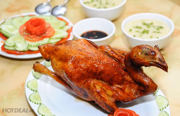 Gà nướng nguyên con: Thịt gà thường chế biến nhanh thành các món luộc, rang, hấp nhưng nếu đã chán ăn những hương vị quen thuộc này thì bạn có thể trổ tài làm món gà nướng nguyên con để thay đổi khẩu vị cho cả gia đình. Ảnh: Hotdeal.