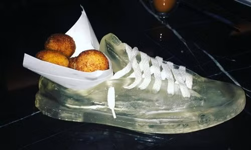 Bánh rán đựng trong giày nhựa bán có dám ăn không?