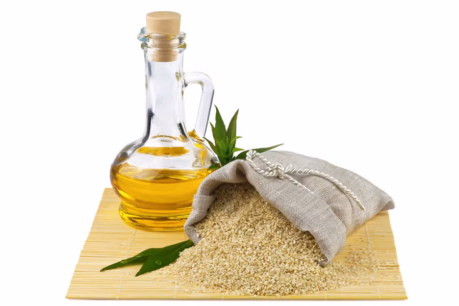 Rễ bạch hoa xà sao khô, tán bột hòa với dầu vừng dùng để xoa bóp vết thương rất tốt. (Thông tin trong bài viết chỉ mang tính tham khảo, cần hỏi ý kiến bác sĩ chuyên khoa trước khi sử dụng) Ảnh: Báo thanh niên.